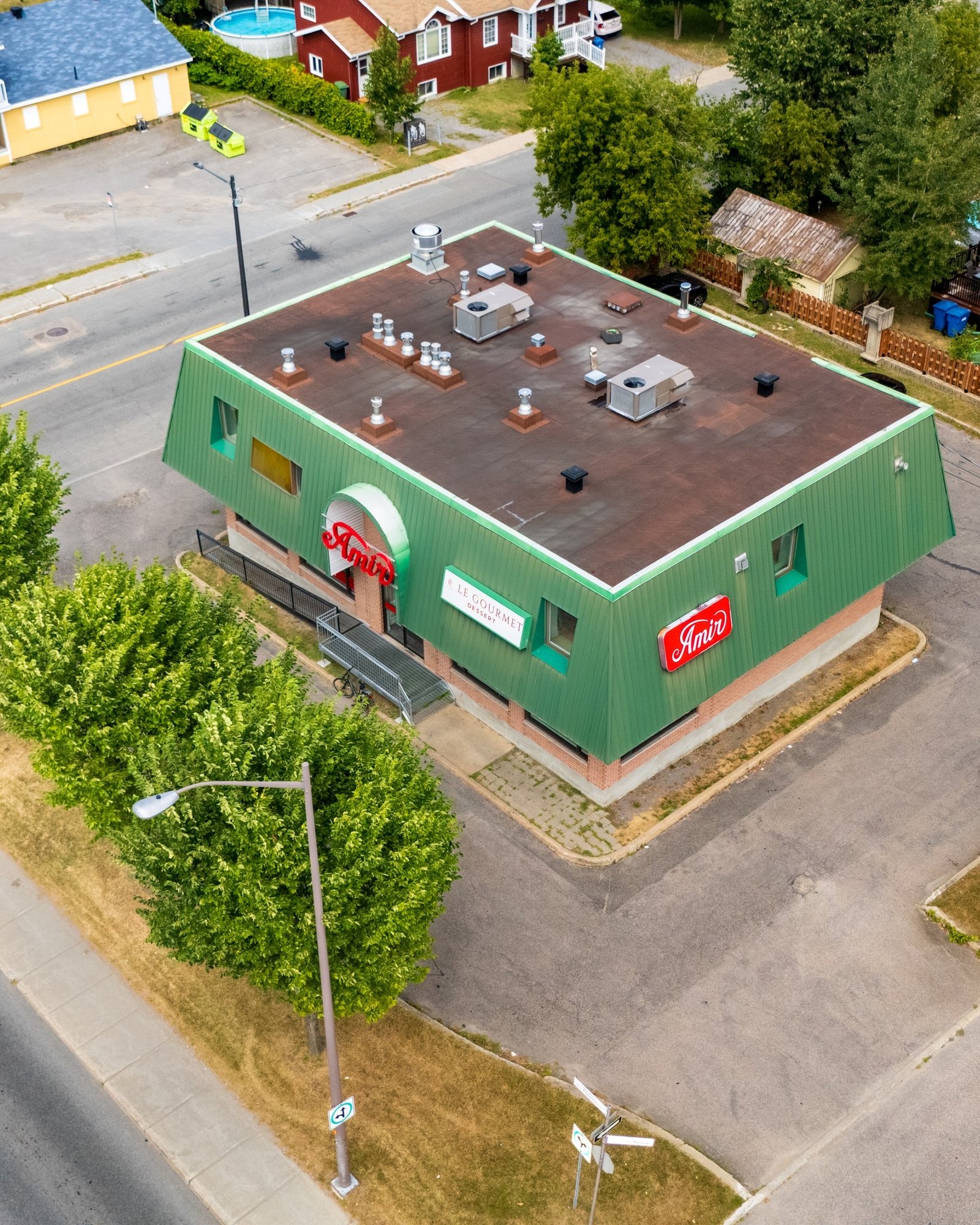 Vue aérienne d'un immeuble commercial au toit vert