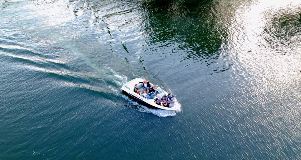 Bateau à moteur créant un sillage sur l'eau