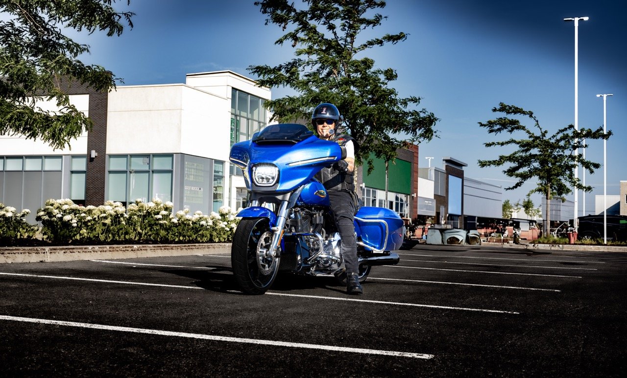Moto bleue personnalisée stationnée à l'extérieur