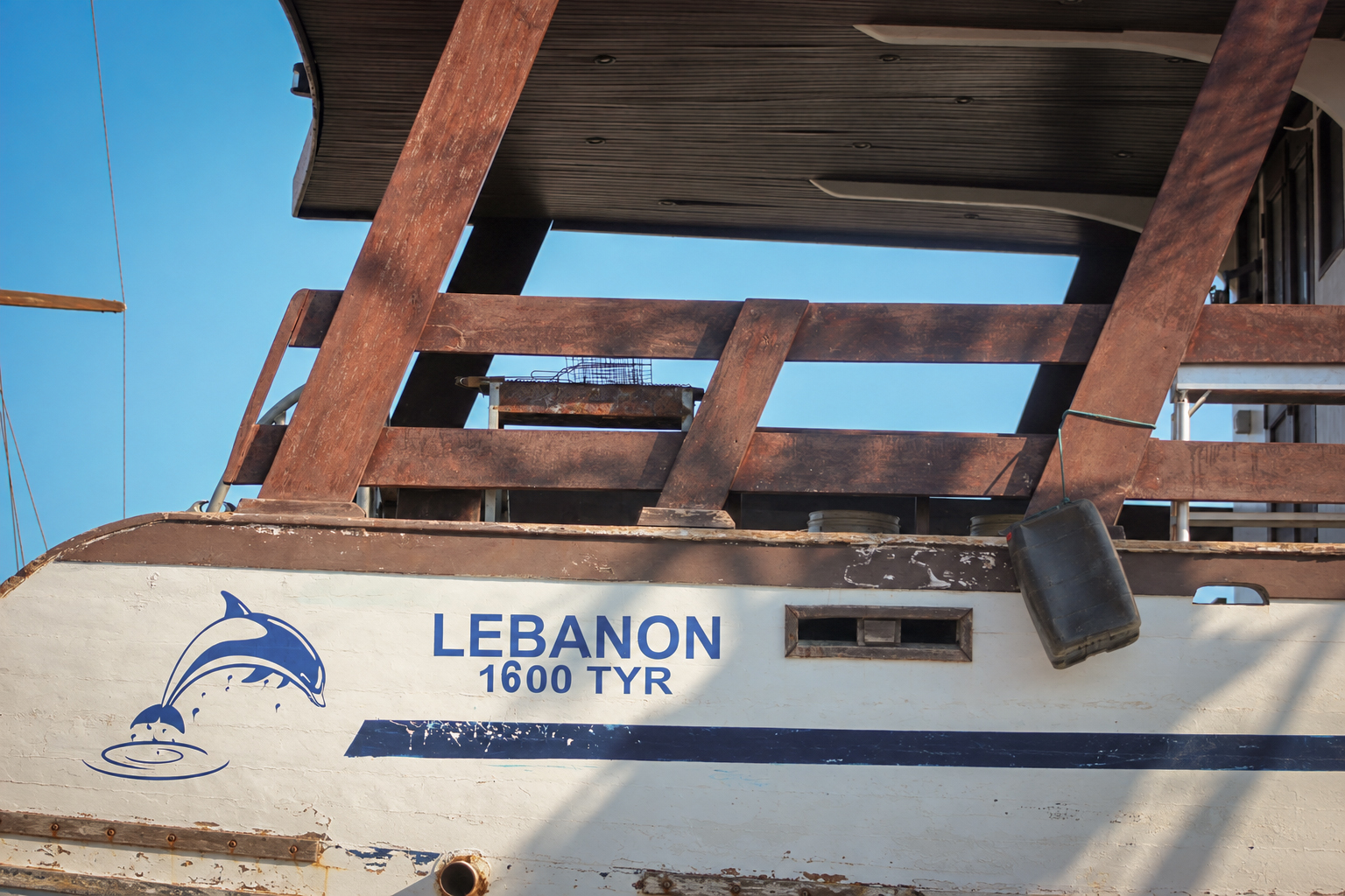 Une barque de pêche marquée Lebanon 1600 Tyr